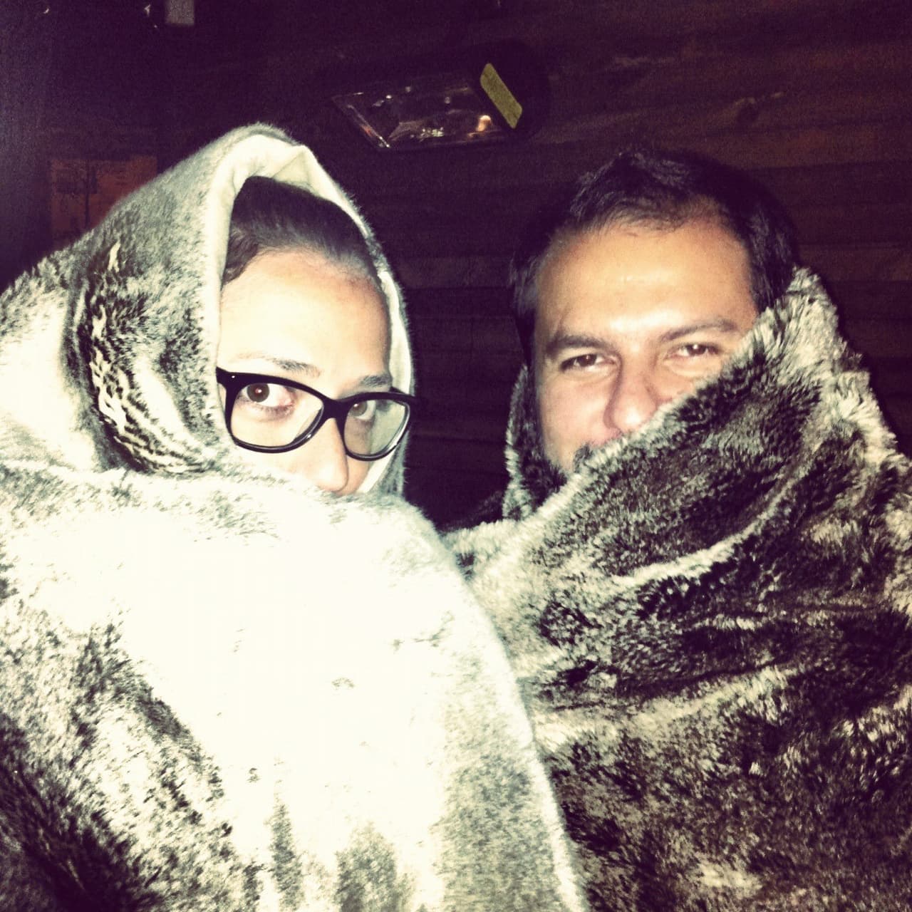 Envueltos en cobijas, "como ocelotes", el chef Enrique Olvera, del restaurante Cosme en Nueva York, posa con ella.