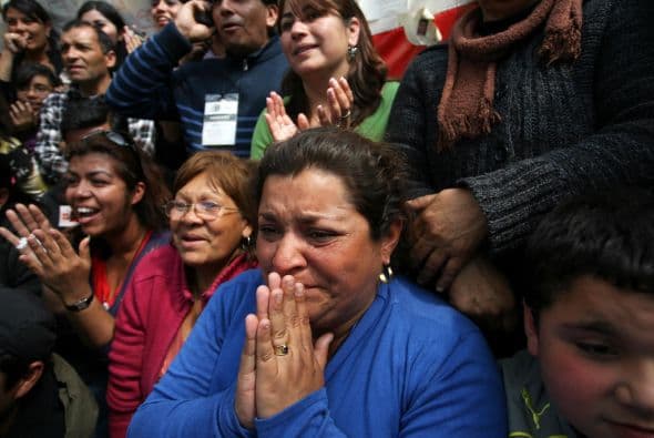 Paralelamente, los mineros recurrirán a la Justicia, ya que sus familiares les reclaman a los propietarios de la mina $12 millones de compensación. A su vez van a recibir unos $2,000 cada uno de un empresario anónimo y $10,000 del excéntrico millonario Leonardo Farkas.