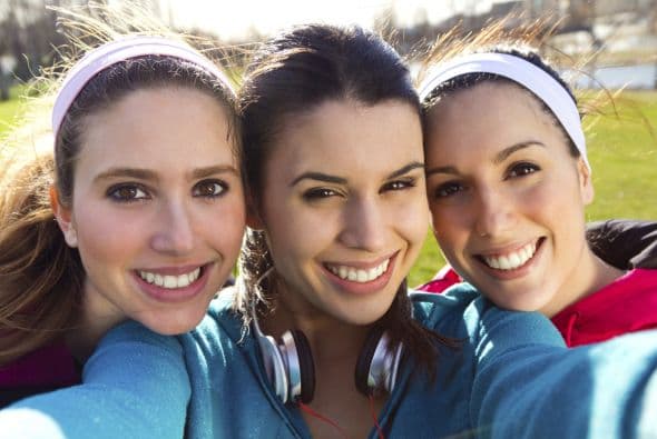 8. No borres a tus amigos de la foto. Es indignante que algunas personas publiquen fotos claramente recortadas, probablemente porque ellas salieron súper y sus amigos no tanto.