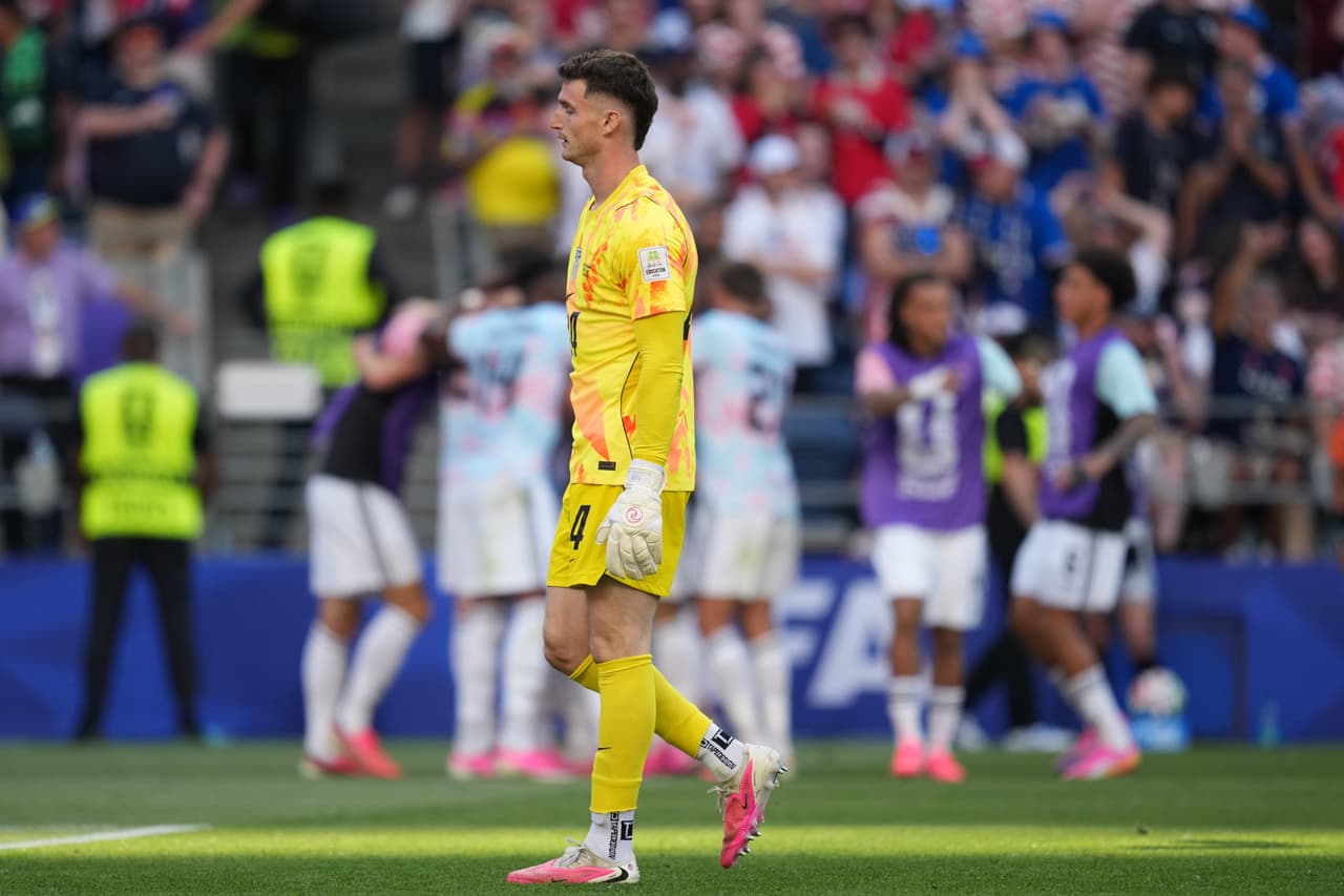 Matt Freese, de Estados Unidos, reacciona después de que Bélgica marcara su tercer gol durante un partido de octavos de final de la Copa del Mundo en Seattle, el lunes 6 de julio de 2026.