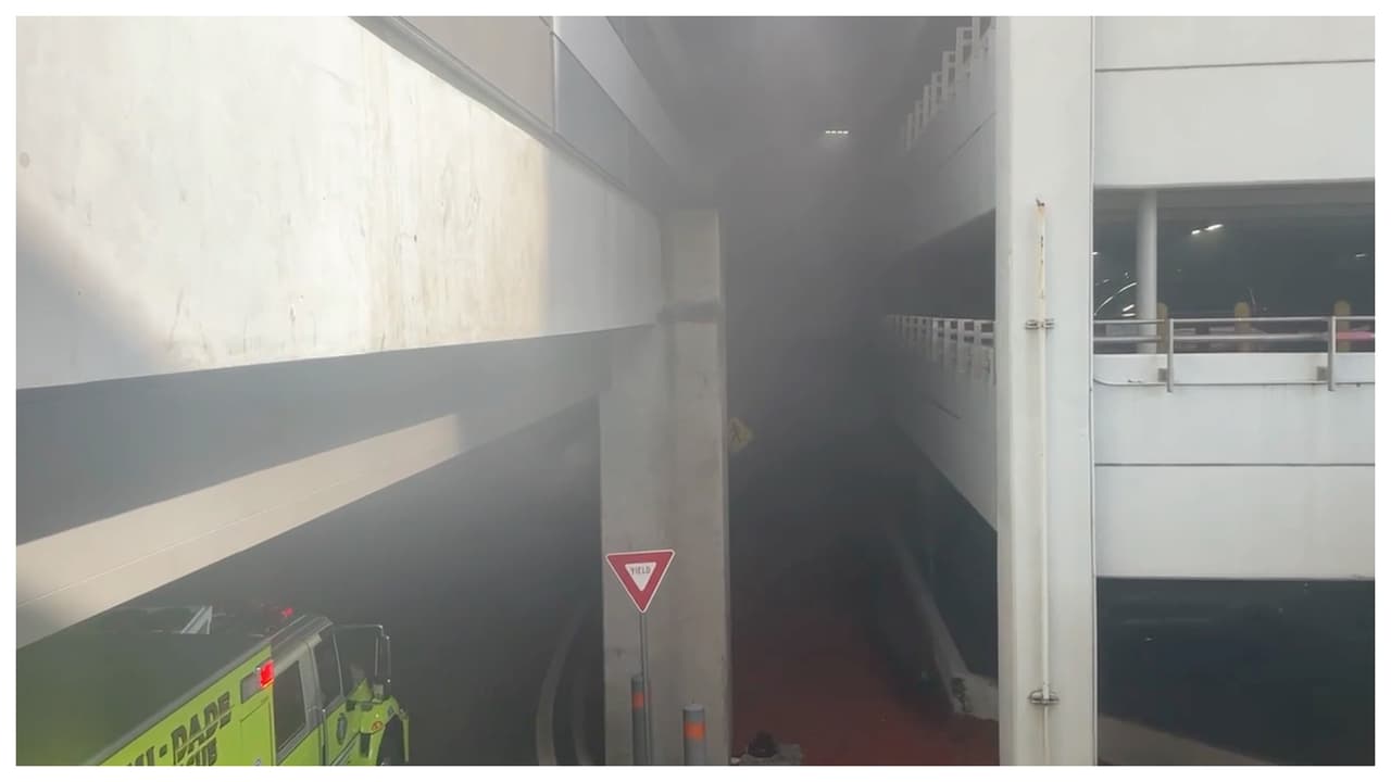 Combaten incendio dentro del estacionamiento del Aeropuerto Internacional de Miami