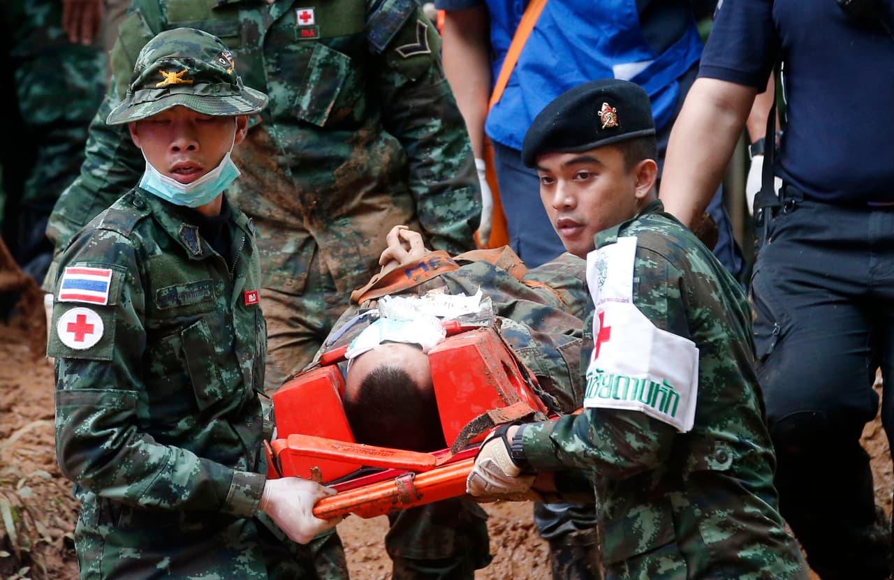 Mientras sigue la operación de rescate decenas de personas se habían reunido para llevar a cabo una vigilia cerca de una de las entradas del complejo de cavernas.