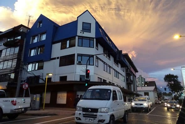 El volcán, situado en la región de Los Lagos y a unos 1,000 kilómetros al sur de Santiago, ha seguido humeando y expulsando cenizas durante las últimas horas.