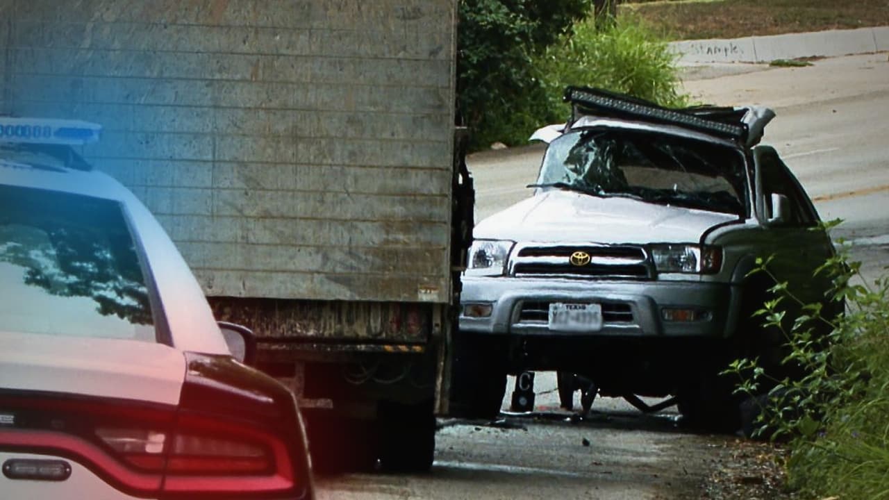 <h3 class="cms-H3-H3">El accidente </h3>
<br>Tres personas, 
<b>un adulto y dos niños, murieron este miércoles 13 de agosto tras un fuerte accidente entre dos vehículos </b>en Dallas, informaron autoridades. De acuerdo con 
<a href="https://dallascityhall.com/departments/fire-rescue/Pages/default.aspx" target="_blank">el Departamento de Bomberos y Rescate de Dallas (DFR)</a>, la colisión ocurrió alrededor de las 7:55 a.m. en 
<a href="https://maps.app.goo.gl/yEN4sYYpzS3uMo9d9" target="_blank">la intersección de East Clarendon Drive y North Street</a>, al sur de la ciudad. Una llamada al 911 reportó un choque grave con personas heridas. En respuesta, se enviaron 
<b>siete unidades de rescate.</b>