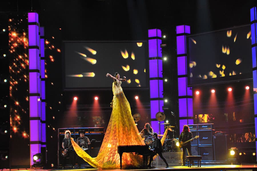 Ese mismo año, la cantante Alejandra Guzmán también utilizó el recurso de volar por los aires.