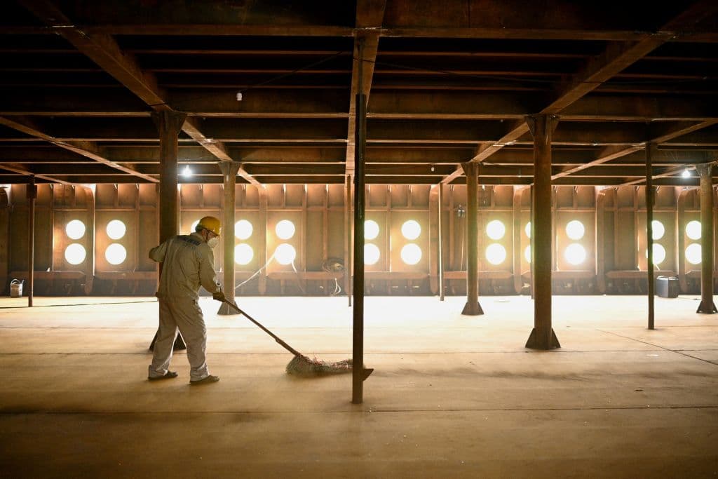 El barco cuenta con los mismos 
<b>882 pies de eslora y 92 pies de ancho que el original</b>. El coste del proyecto es de 10,000 millones de yuanes (1,450 millones de dólares).