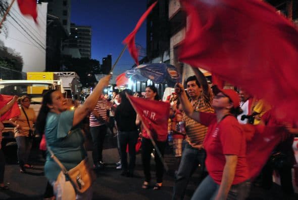 Conocidos los datos del sistema Transmisión de Resultados Electorales Preliminares (TREP), los adversarios de Cartes reconocieron la victoria del Partido Colorado. El TSJE mantenía la transmisión en línea de los datos proporcionados desde los locales electorales de todo el país.