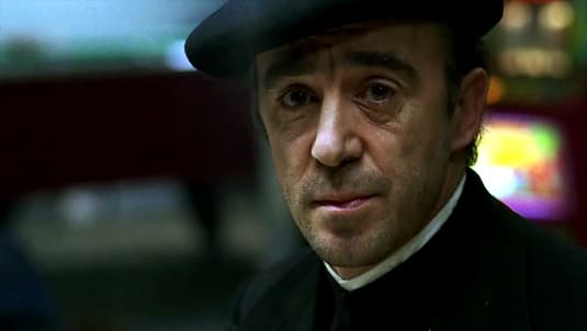 EL DÍA DE LA BESTIAEsta mezcla de comedia y terror español fue dirigida por Álex de la Iglesia y sigue a un sacerdote que busca impedir el nacimiento del Anticristo en Madrid.