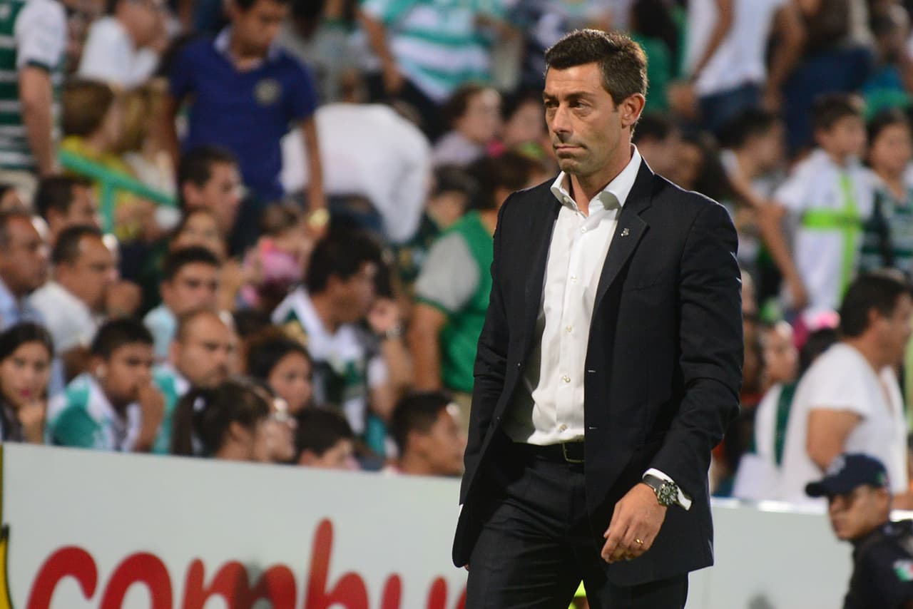 Caixinha inclusive después fue considerado como candidato a dirigir a la selección mexicana de fútbol, sin embargo, cuatro derrotas en los primeros cinco juegos del Apetura 2015 causaron su salida casi inmediata de Santos, eso no le quita su candidatura a Regreso del Año de los Premios Deportes.