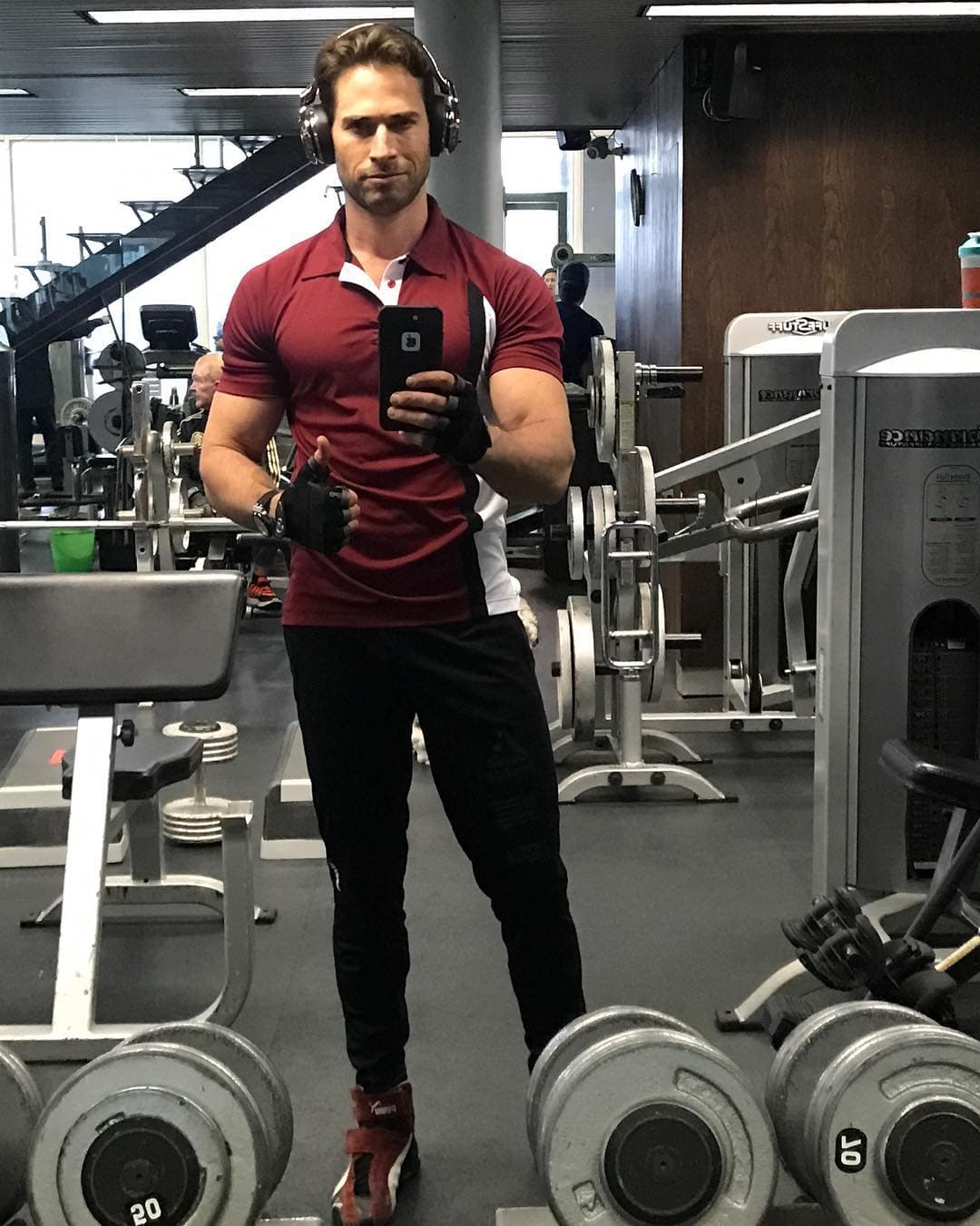 Sobre cómo comiendo cada tres horas mantiene esa musculosa anatomía, comenta: “Yo soy muy disciplinado. Hago mucho ejercicio, que además me encanta, y como muy limpio, no sufro al no comer un antojo. Me gusta comer sano y me hace sentir bien”. 
<br>