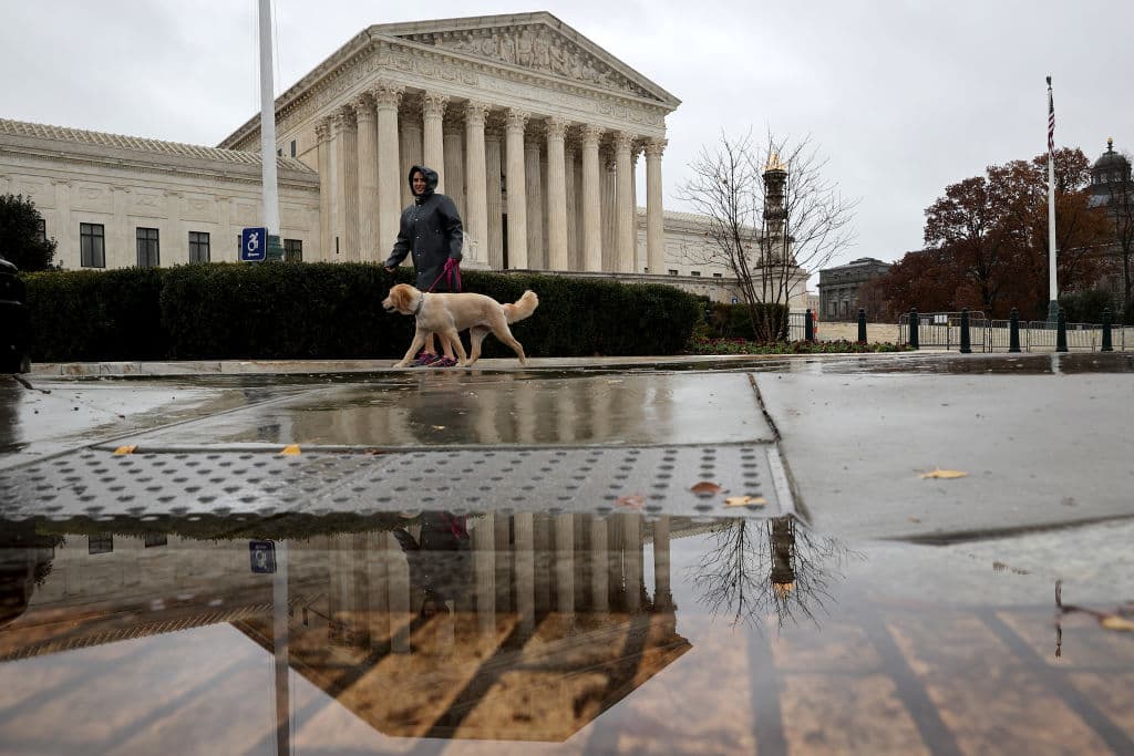 Magistrados de la Corte Suprema lucen renuentes a fallar sobre plan de Trump para sacar a los indocumentados del Censo