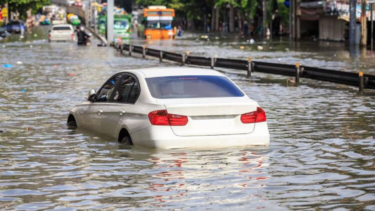 <b>No conduzcas en carreteras inundadas</b> o alrededor de una barricada; el agua puede ser más profunda de lo que parece y puede ocultar peligros. Un vehículo puede ser arrastrado por el agua a partir de 12 pulgadas.