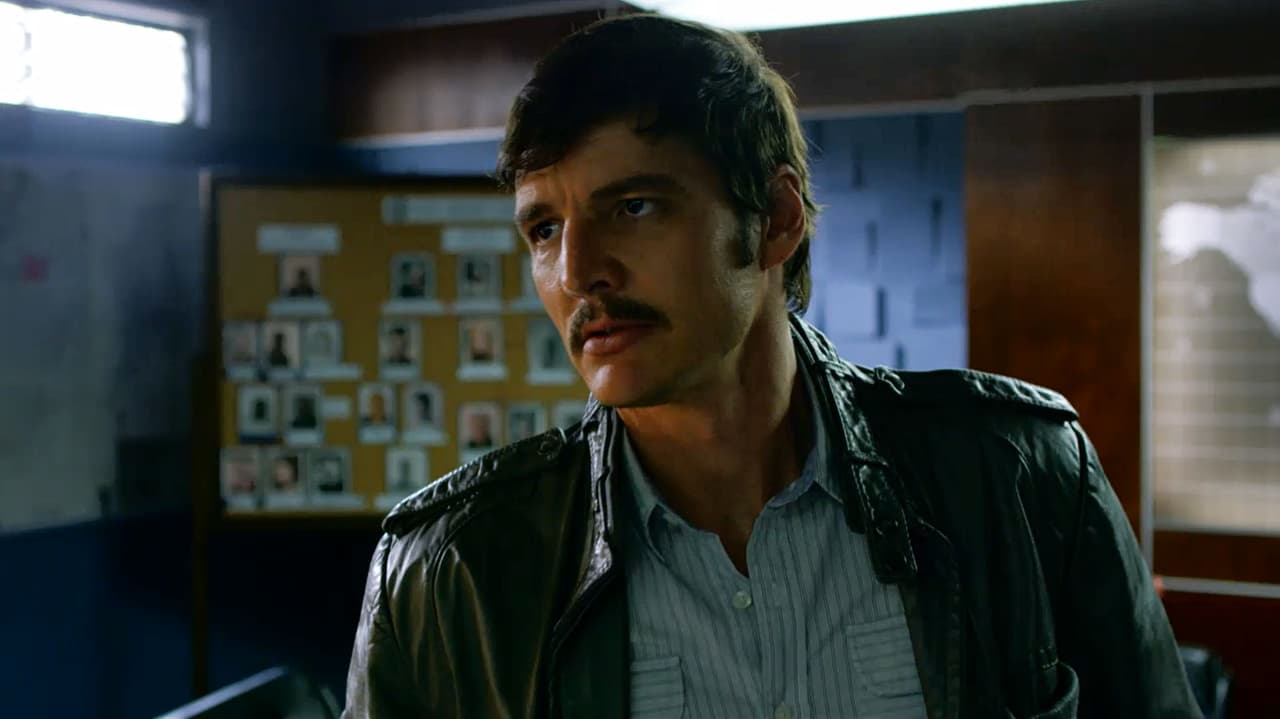 En la serie da vida a 'Javier Peña', un agente México-Americano de la DEA que tiene como objetivo capturar a Escobar.