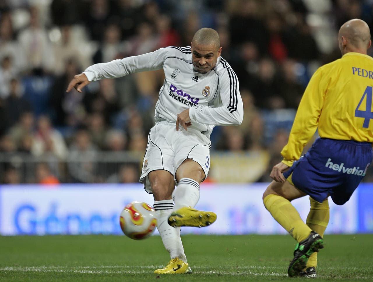 Jugó en Real Madrid del 2002 al 2007 donde logró dos títulos de liga. Pasó al Milan y finalmente se retiró en Corinthians. Actualmente es presidente y accionista mayoritario del Real Valladolid.