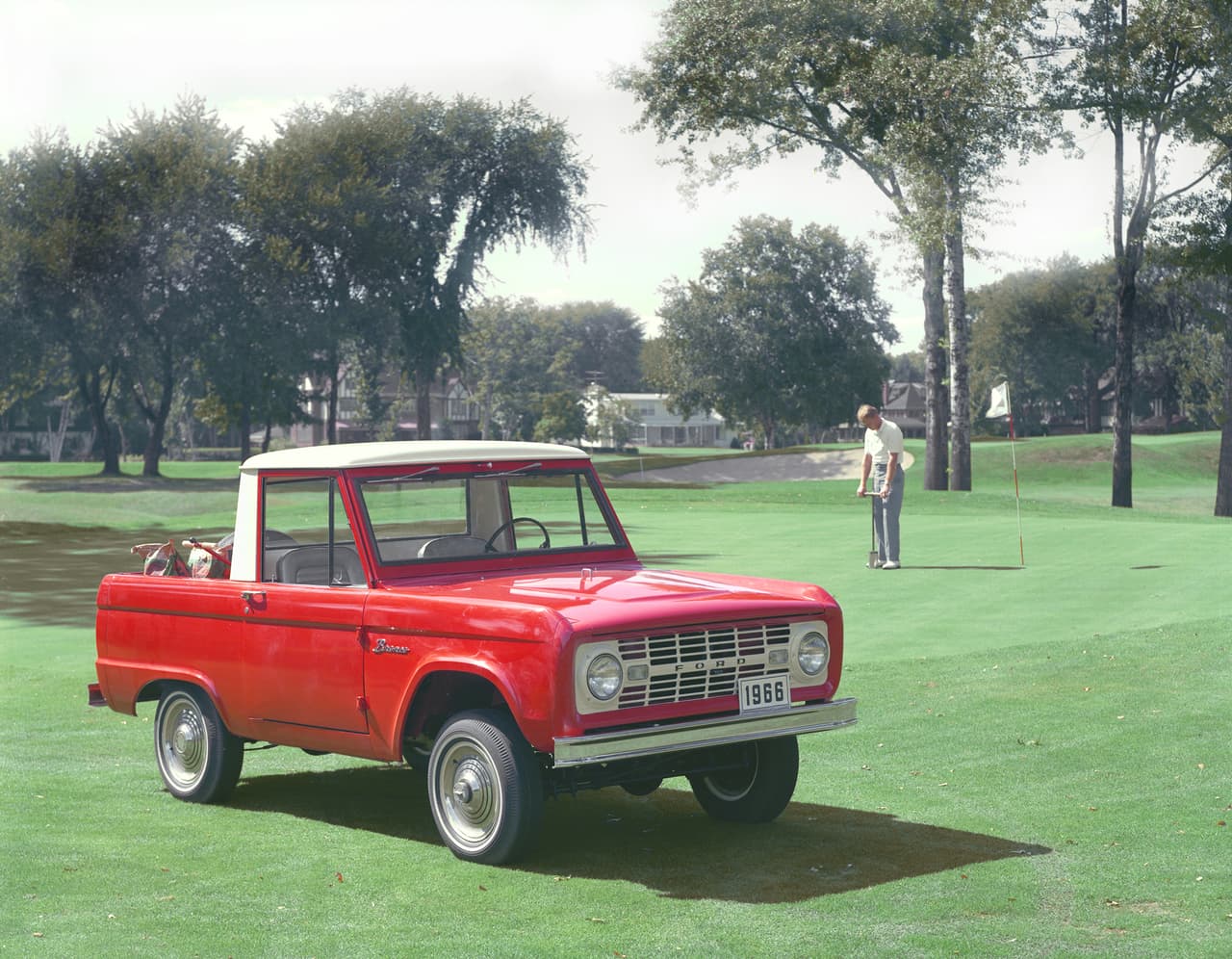 La pickup derivada de la Ford Bronco, también conocida como media-cabina o 
<i>half cab</i> era práctica además de divertida y hoy muy es muy buscada por los coleccionistas. La Bronco fue inicialmente ofrecida con el motor 6 cilindros en línea de Ford, pero más adelante se añadió como opción el popular V8 de bloque pequeño de Ford con 289 y 302 pulgadas cúbicas de desplazamiento. El V8 302 también es conocido como el legendario 5.0 litros de Ford.