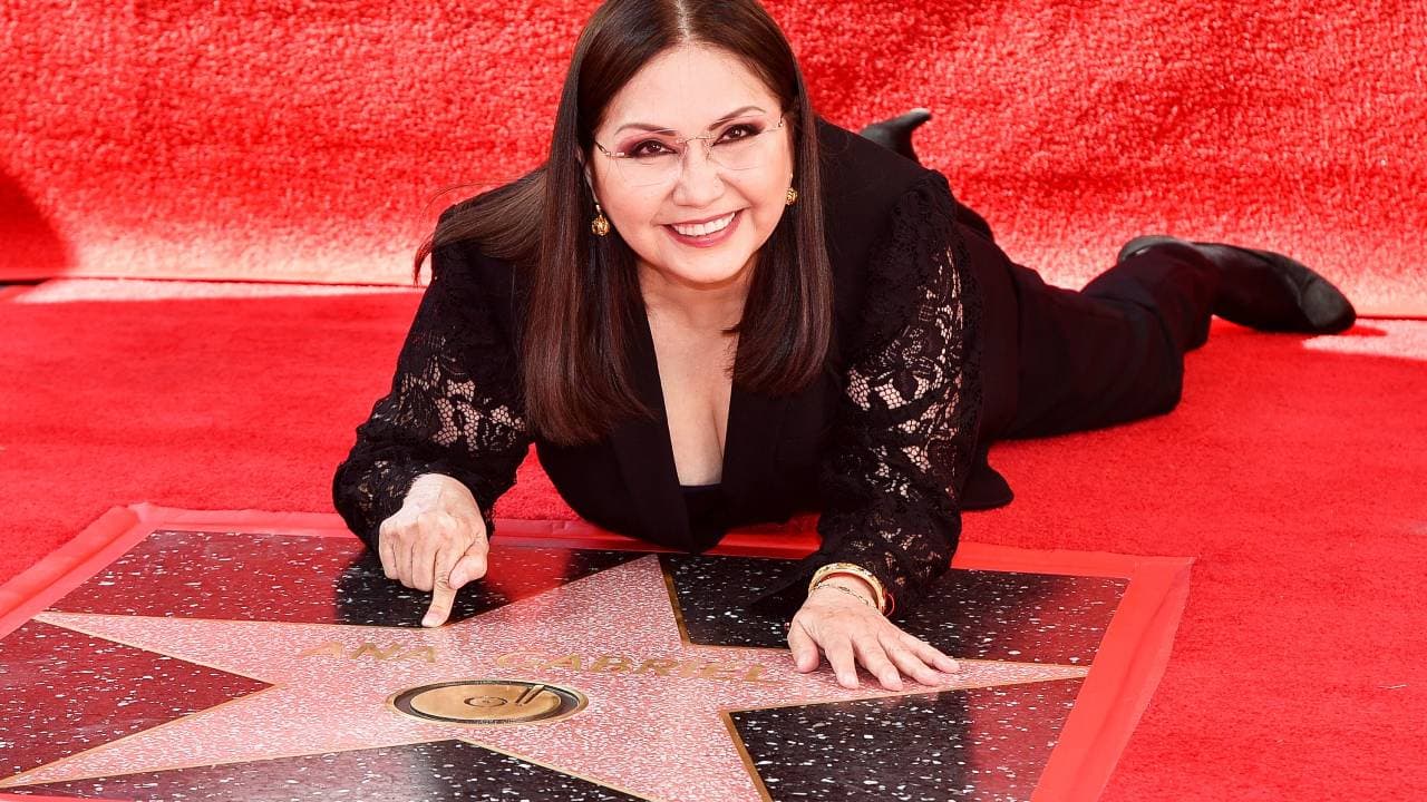 En video: el momento en el que Ana Gabriel recibe su estrella en el Paseo de la Fama de Hollywood