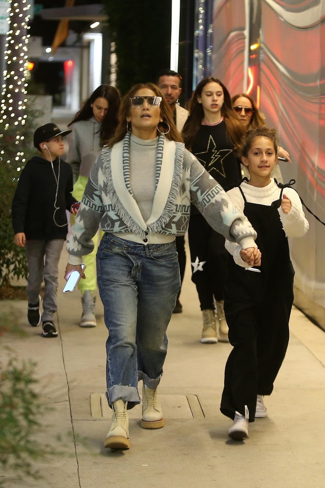 Eso sí, Emme también comenzó a explorar las tendencias juveniles y por ello fue fotografiada con este look en el que combinó un suéter de manga larga con un enterizo.