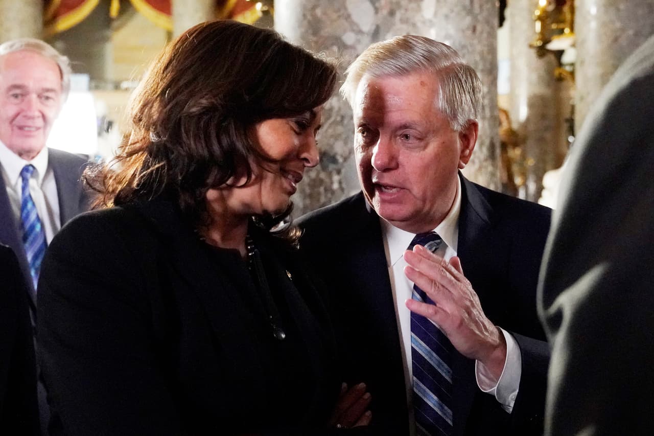 La senadora democrata Kamala Harris conversa con el republicano Lindsey Graham.