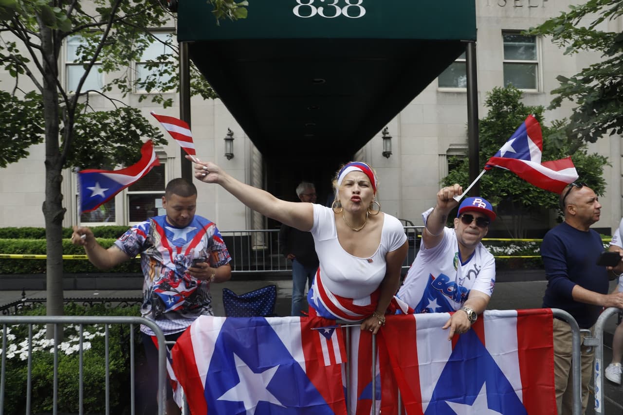 A medida que los manifestantes se abrían paso por la Quinta Avenida entre un mar de banderas puertorriqueñas, era notorio que estaban encantados de participar una vez más en esta tradición de la ciudad.