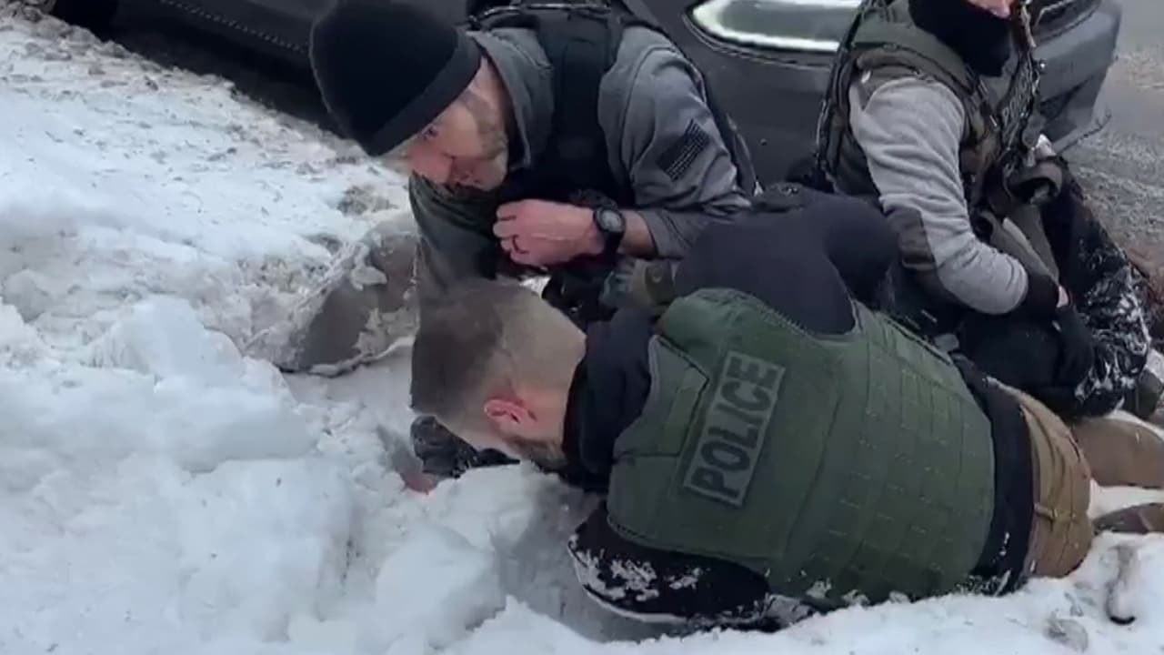 "No me agarren de esa manera": Agentes federales someten en la nieve a inmigrante en Michigan