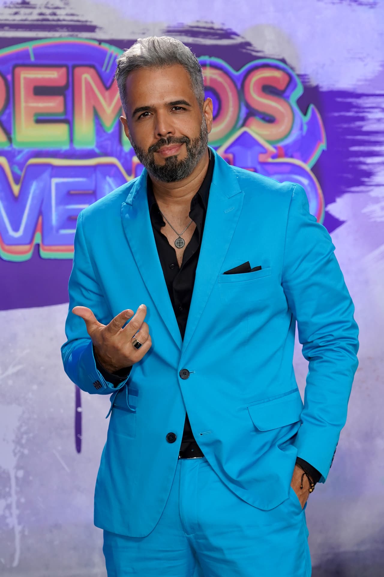 Desde hace un tiempo, 
<b>Daniel Santacruz</b> se sumó a la tendencia del cabello platinado en hombres, un tono que le luce bastante bien al cantante y compositor dominicano.