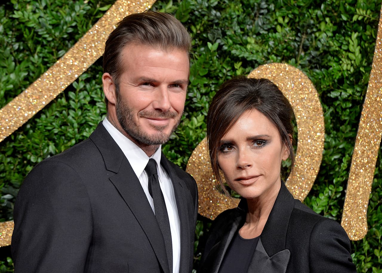 <b>David Beckham</b>
<br>Los Beckham son una de las parejas más sólidas de Hollywood y en más de una ocasión han demostrado estar más enamorados que nunca. El futbolista y la ex integrante de las Spice Girls comenzaron su romance hace más de 20 años.