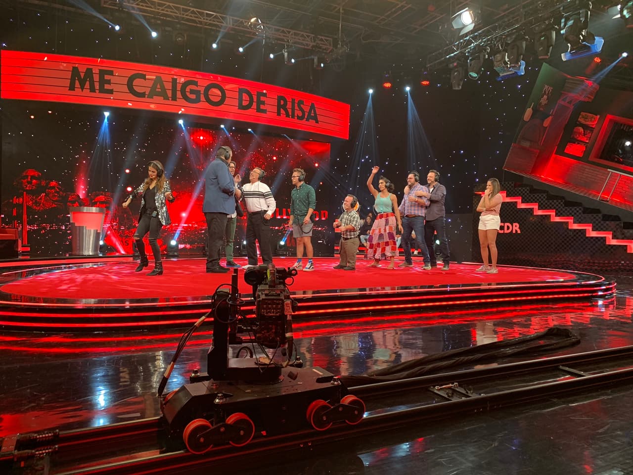 Una vez más todos volvieron al escenario. 
<a href="https://www.univision.com/shows/me-caigo-de-risa/claudia-alvarez-es-tan-disfuncional-como-el-resto-de-la-familia-a-la-hora-de-leer-los-labios-video" target="_blank">Ahora jugaron 'Ni hablar'</a>. Formados todos en línea y con unos audífonos con música a todo volumen, les tocó adivinar una frase. La primera en decirla fue Mariana, la última fue Claudia. Sí, como imaginan el resultado fue desastroso.