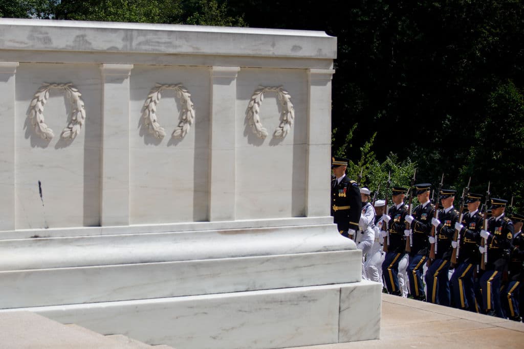 Integrantes de las cinco ramas militares realizan una guardia de honor en el Cementerio Nacional de Arlington.