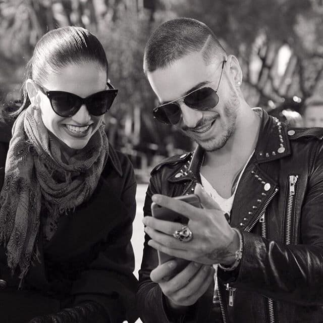 Fue tanta la confianza que Maluma hasta le compartió la pantalla de su teléfono.