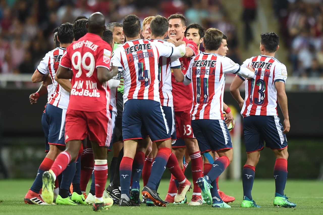 El duelo entre ambos equipos en territorio mexicano tuvo momentos de mucha intensidad y eso llevó a esta situación, en la que el defensa arremetió.