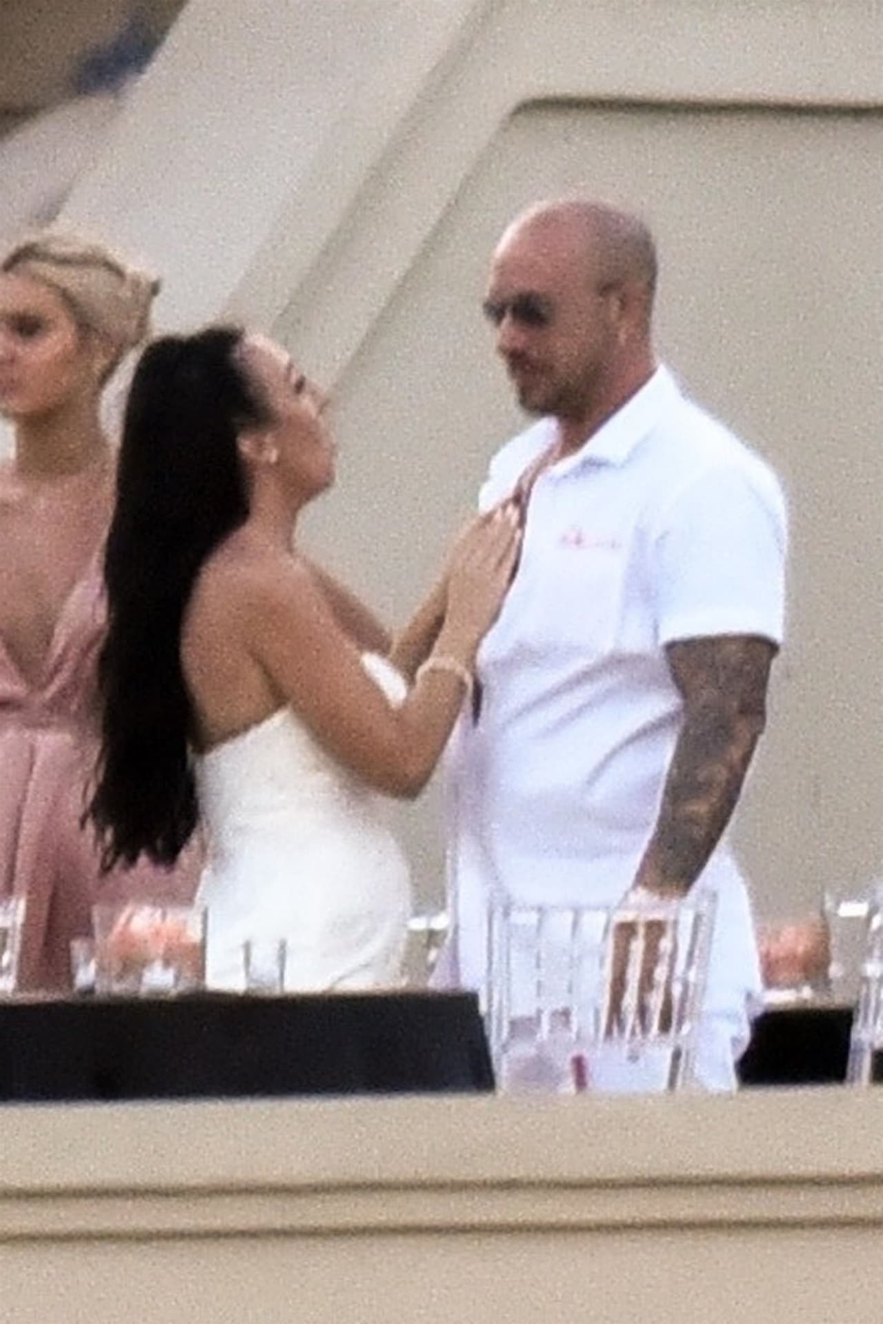 "Ayer fue el día más maravilloso de toda mi vida. Me casé con mi mejor amigo. Te quiero", escribió Chelsey, la madrastra de Justin Bieber en su cuenta de Instagram donde compartió algunas fotografías de ese día tan especial.