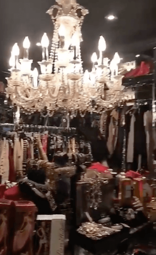 Pero esta vez mostró su gigante clóset y toda la ropa que conserva. 
<br>