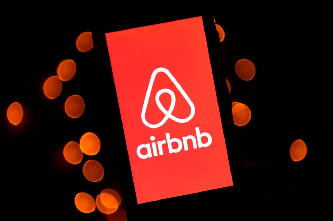 <h3 class="cms-H3-H3">Airbnb</h3>
<br>
<br>Por medio de un comunicado, la compañía condenó de manera tajante la violencia ocurrida en Washington, por lo que indicó que "actualizará su marco y 
<a href="https://news.airbnb.com/an-update-on-airbnb-pac-contributions/" target="_blank">negará el apoyo a quienes votaron en contra de la certificación</a> de los resultados de las elecciones presidenciales".