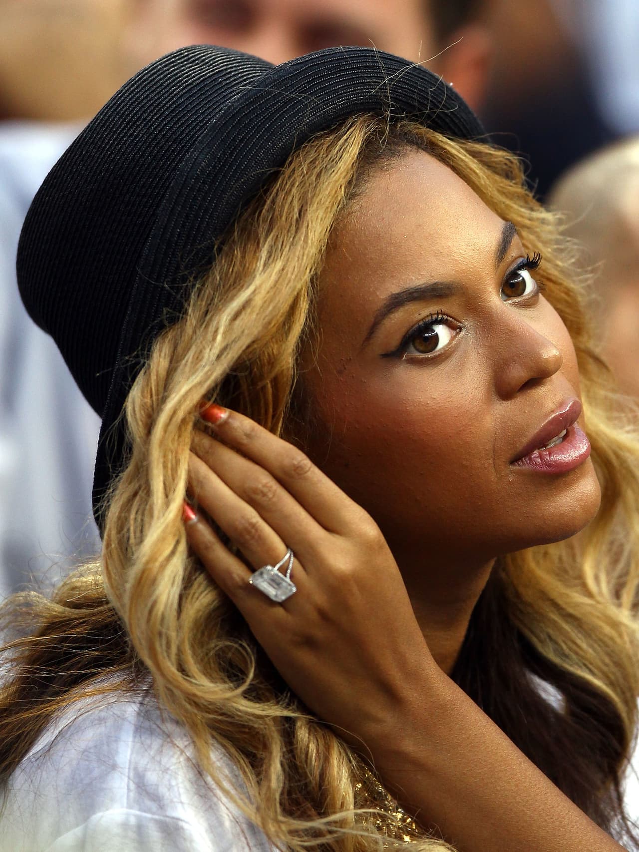 En su mano izquierda, Beyoncé usa un diamante Lorraine Schwartz de 18 quilates con corte esmeralda montado en platino.