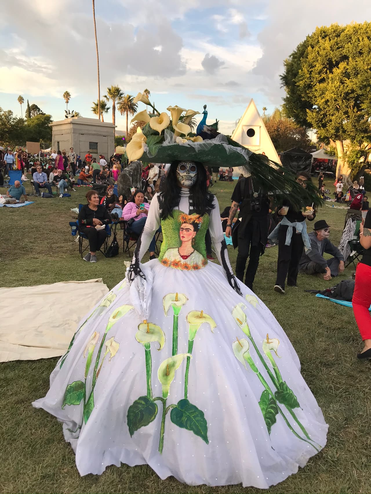 Este es uno de los trajes alegóricos en el festival que participa en el concurso por el traje más original de la noche.