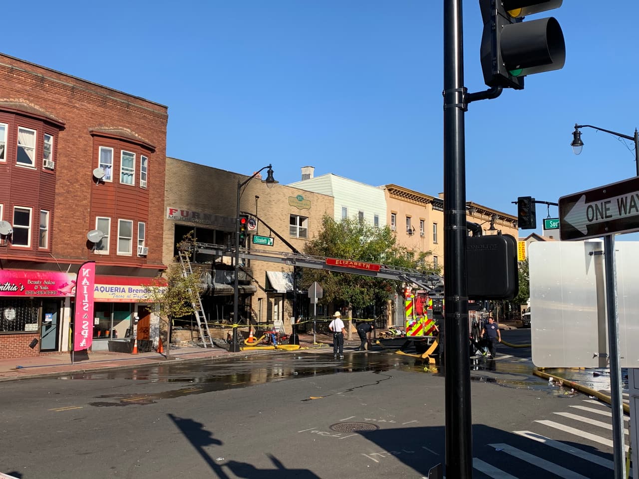 Cuatro personas, incluyendo tres niñas, murerion en el incendio de cinco alarmas que destruyó un edificio comercial en Nueva Jersey.