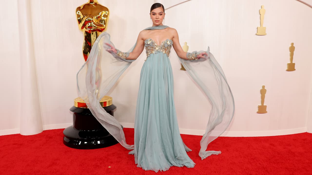 Hailee Steinfeld lució esta pieza en tono aqua, creación de Elie Saab.