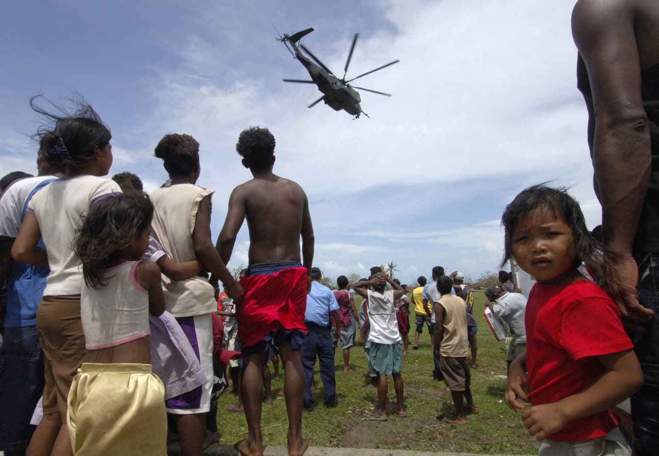 En 2007, Felix fue un huracán que, pese a ser pequeño, dejó un rastro de destrucción, principalmente en Nicaragua. Según reportes de prensa citados por NOAA, la tormenta dejó 130 muertos, la mayoría en Nicaragua y Honduras, y 70 desaparecidos. En esta foto del 7 de septiembre, un grupo de personas espera la llegada de ayuda humanitaria en Puerto Cabezas, una de las localidades más afectadas en Nicaragua. 
<br>