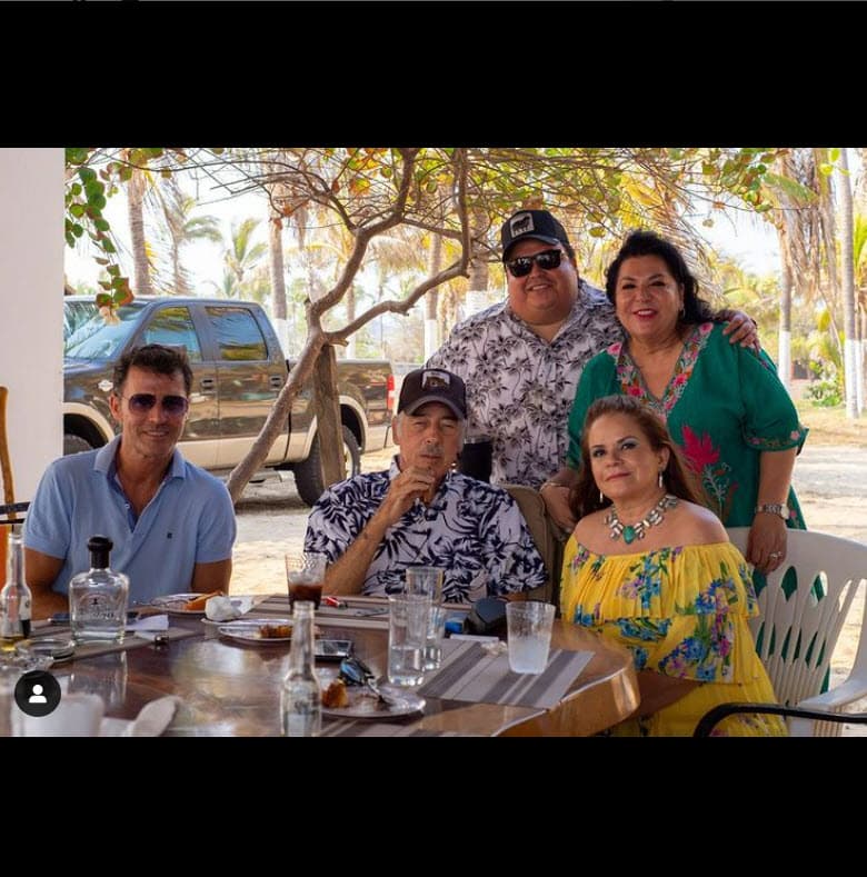 El galán del cine y telenovelas como 
<b><a href="https://vix.com/es/detail/series-2268?utm_medium=internal_referral&utm_source=univision&utm_campaign=breaking_news&utm_content=ed_entertainment&utm_term=slideshow" target="_blank">Velo de Novia, que también puedes ver gratis aquí en ViX</a></b>, se quejó que ninguno de ellos ni lo saludan ni lo visitan o se acercan a él para preguntar cómo está su salud. 
<br>