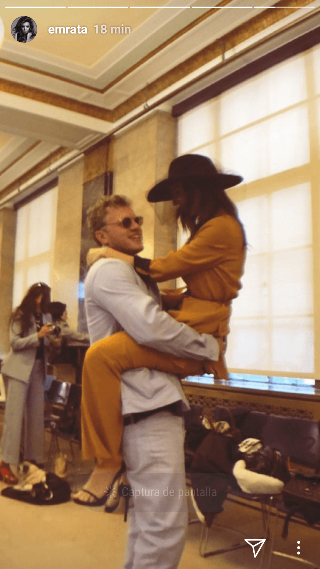 Emily y su ahora esposo fueron captados por primera vez juntos apenas el pasado 14 de febrero, por lo que su casamiento resultó ser toda una sorpresa.