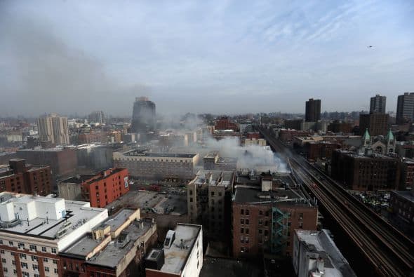 El derrumbe de dos edificios en el barrio de Harlem se debió a una explosión por una fuga de gas y confirmó al menos dos muertos, 18 heridos y varias personas desaparecidas. "La tragedia se originó por una explosión de gas y sabemos que hemos perdido a dos personas y que hay 18 heridos de diversa consideración y varias personas desaparecidas", dijo el alcalde de Nueva York, Bill de Blasio en una conferencia de prensa junto al lugar del siniestro. De Blasio detalló que las autoridades procederán a buscar entre los escombros una vez que los bomberos controlen el incendio, tras explicar que quince minutos antes de la explosión un vecino llamó a la empresa ConEdison para alertar de una fuga de gas