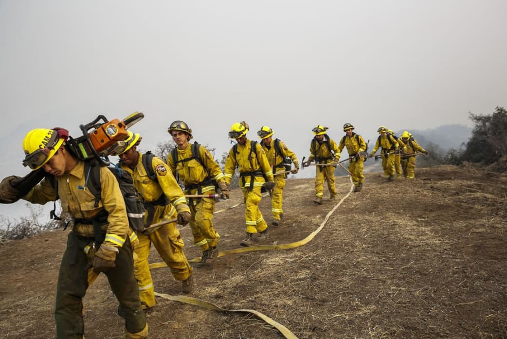 Bomberos continúan combatiendo el "Sherpa fire" por quinto día consecutivo en Santa Bárbara, California. Al cierre de la jornada del domingo las llamas permanecían contenidas en un 45%.