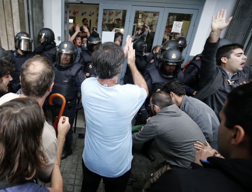 La Guardia Civil también detuvo a una persona por desobediencia junto a un ambulatorio que servía como punto de votación, tras unos momentos de tensión con los agentes que trataban de cerrar el local, informó la agencia Efe.
<br>