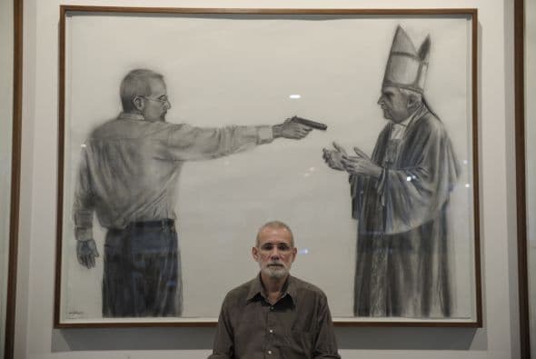 El artista y los organizadores de la Bienal insisten en que las obras deben ser exhibidas en una de las muestras principales, como estaba planificado, a pesar de la polémica.