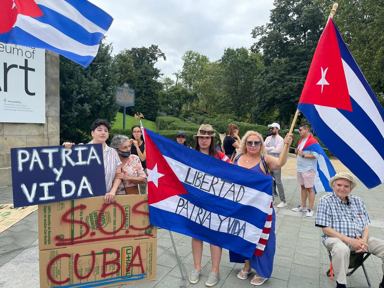 Este es un momento raro para el país comunista, ya que su estructura de gobierno ha estado en su lugar durante décadas con duras sanciones para quienes se pronuncien en su contra. Desde las escalinatas del Museo de Arte en Filadelfia los manifestantes pedían auxilio, patria y vida; la consigna de la protesta.