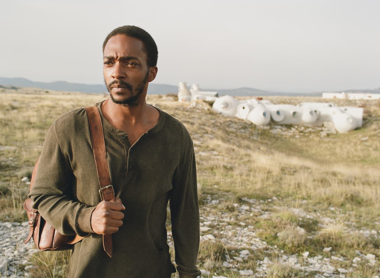 La película presenta un futuro apocalíptico en donde la tierra es inhospitable.