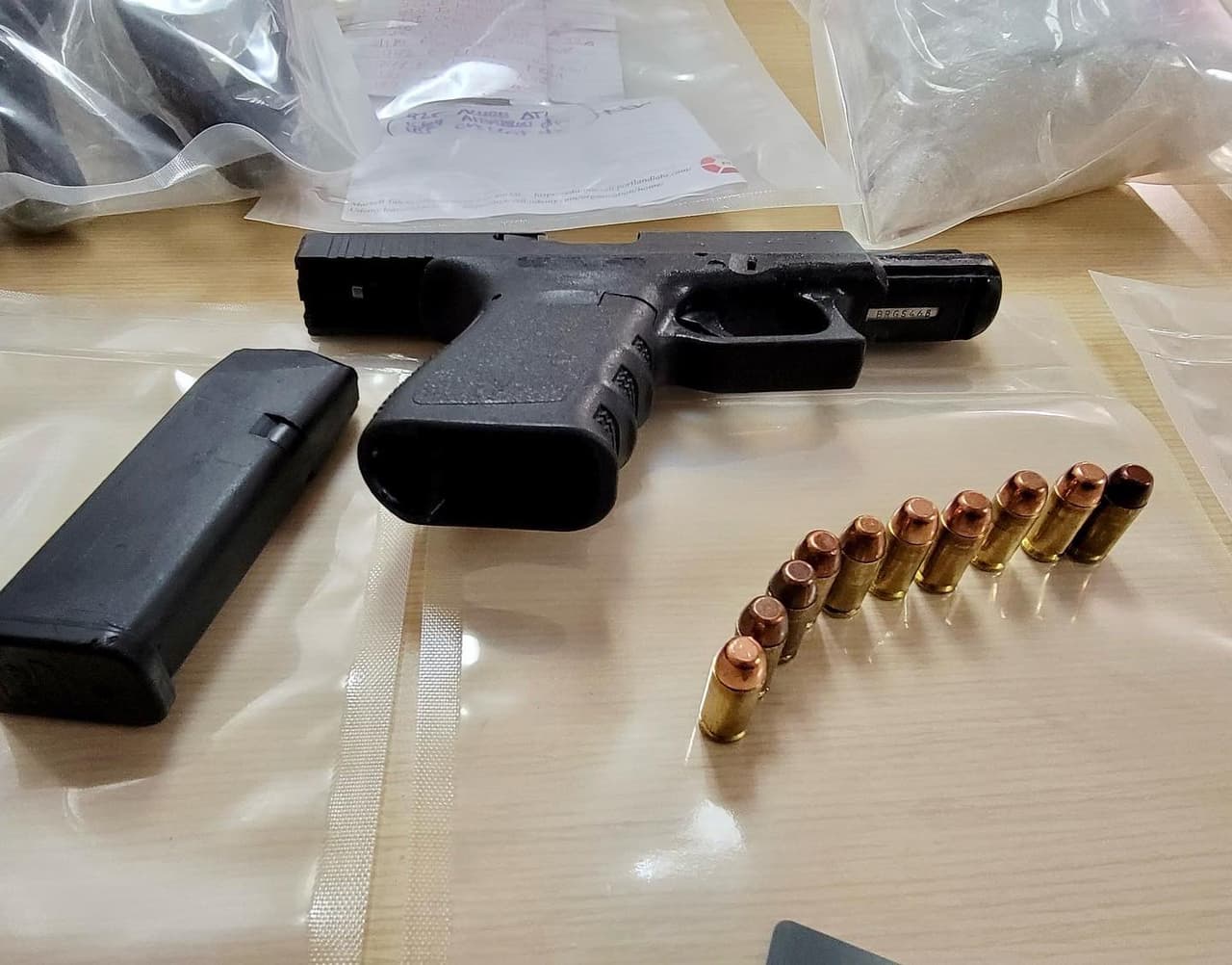 Los oficiales localizaron al interior del vehículo de los sospechosos un arma de fuego cargada robada, tarjetas de identificación y bancarias, y más de 200 gramos de metanfetamina.