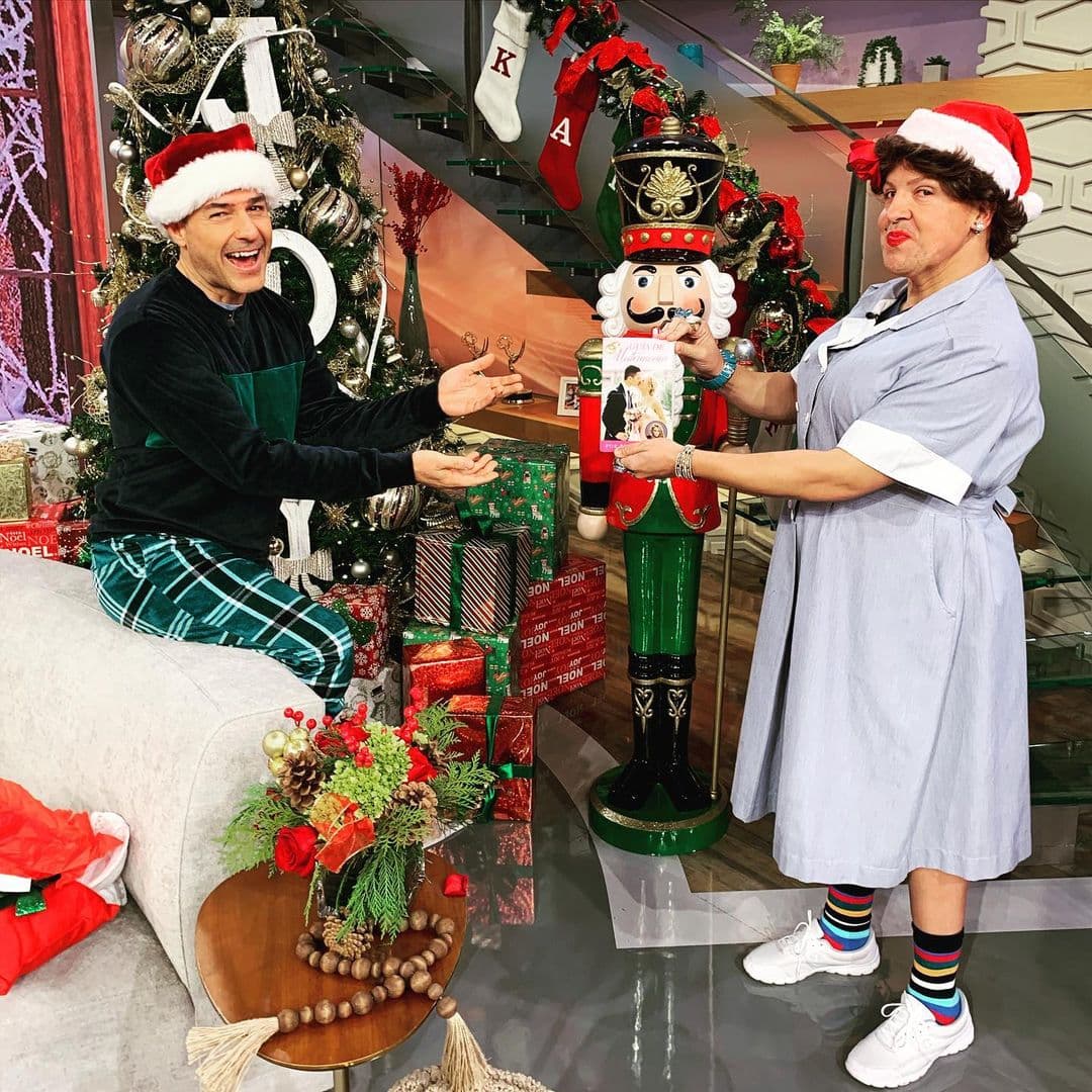 ¿Algo sobre matrimonio? Vaya presente el que le tocó a Carlitos. La verdad es que él recibió muy bien un manual que llegó hasta sus manos.