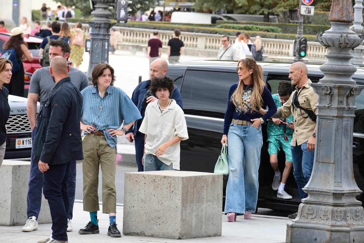 La adolescente de 14 años, junto con su ahora hermanastra Seraphina, de 13, también acaparan las miradas junto a 
<b><a href="https://www.univision.com/famosos/jennifer-lopez-ben-affleck-durmiendo-luna-de-miel-fotos" target="_blank">Ben Affleck y JLo ahora que están en París. </a></b>
<br>