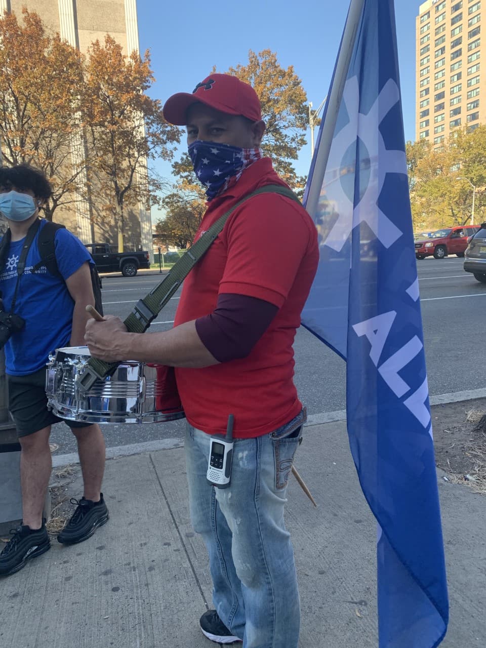 Al ser aprobada, esta medida otorgaría un camino hacia la ciudadanía para los “Dreamers,” los titulares de Estatus de Protección Temporal (TPS, por sus siglas en inglés) y los inmigrantes amparados por el programa de Salida Obligatoria Diferida (DED, por sus siglas en inglés), quienes viven bajo la incertidumbre de un limbo.